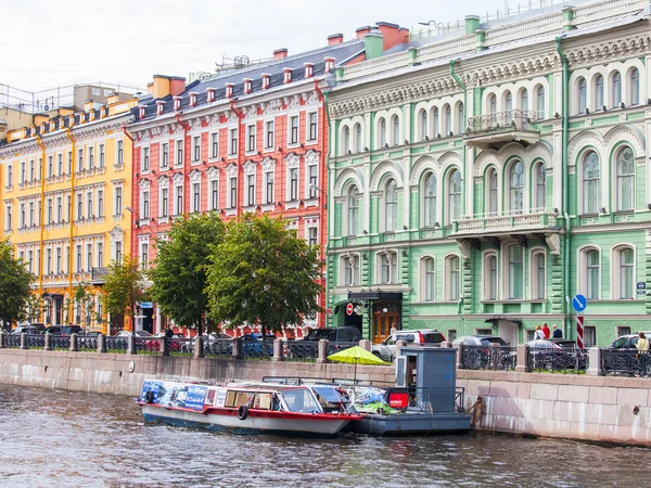 St. Petersburg, Ryssland, den 21 augusti 2016. Urban Visa. Arkitektoniskt komplex av Moika floden invallningen. — Stockfoto
