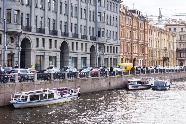 ST. PETERSBURG, RUSSIA, on August 21, 2016. Urban view. Architectural complex of Moika River Embankment. — Stock Photo, Image