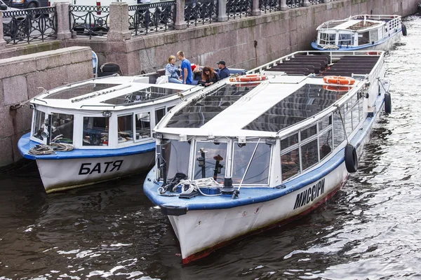 St. Petersburg, Rusko, 21 srpna 2016. Pohled na městskou. Turistické lodě jsou ukotveny na břehu řeky Moika — Stock fotografie