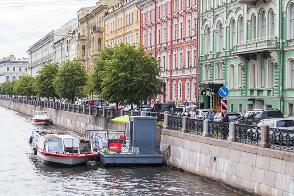 St. PETERSBURG, RUSSIA, il 21 agosto 2016. Vista urbana. Complesso architettonico di Moika River Embankment . — Foto Stock