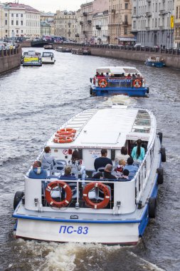 St Petersburg, Rusya, üzerinde 21 Ağustos 2016. Kentsel görünümü. Mimari kompleks Yusupov nehir set of. Su üzerinde yürüme gemi yüzer