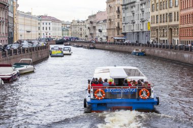 St Petersburg, Rusya, üzerinde 21 Ağustos 2016. Kentsel görünümü. Mimari kompleks Yusupov nehir set of. Su üzerinde yürüme gemi yüzer