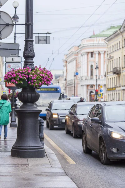 ST. PETERSBURG, RUSSIE, le 18 août 2016. Vue urbaine. Un stand de fleurs avec des fleurs sur Nevsky Avenue — Photo