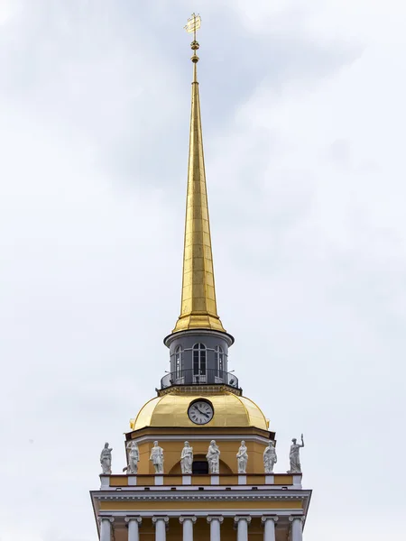 ST. PETERSBURG, RÚSSIA, em agosto 21, 2016. Fragmento arquitetônico do edifício do Almirantado — Fotografia de Stock