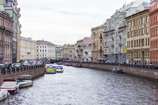 ST. PETERSBURG, RUSSIA, on August 21, 2016. Urban view. Architectural complex of Moika River Embankment. — Stock Photo, Image