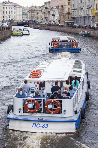 St. Petersburg, Ryssland, den 21 augusti 2016. Urban Visa. Arkitektoniskt komplex av Moika floden invallningen. Vandrande fartyget flyter på vatten — Stockfoto