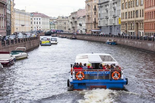 ST. PETERSBURG, RUSIA, 21 de agosto de 2016. Vista urbana. Complejo arquitectónico de Moika River Embankment. El barco a pie flota en el agua — Foto de Stock