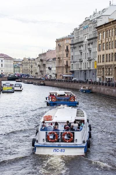 St. Petersburg, Ryssland, den 21 augusti 2016. Urban Visa. Arkitektoniskt komplex av Moika floden invallningen. Vandrande fartyget flyter på vatten — Stockfoto