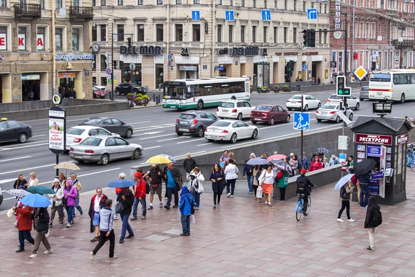 ST. PETERSBURG, RÚSSIA, em agosto 18, 2016. Vista urbana. Avenida Nevsky. Os pedestres deixam a passagem subterrânea durante uma chuva — Fotografia de Stock