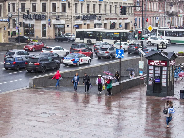 ST. PETERSBURG, RUSSIA, on August 18, 2016. Urban view. Nevsky Avenue. Pedestrians leave the underground passage during a rain — Stock Photo, Image