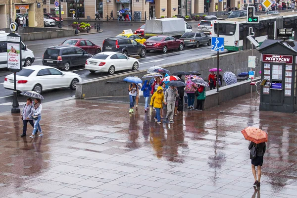 ST. PETERSBURG, RUSSIA, on August 18, 2016. Urban view. Nevsky Avenue. Pedestrians leave the underground passage during a rain — Stock Photo, Image