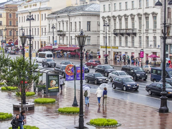 ST. PETERSBURG, RUSIA, 18 de agosto de 2016. Vista urbana. Avenida Nevsky durante una lluvia — Foto de Stock