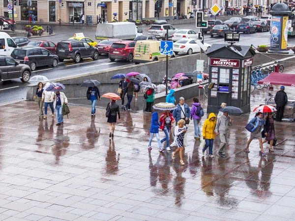 ST. PETERSBURG, RUSSIA, on August 18, 2016. Urban view. Nevsky Avenue. Pedestrians leave the underground passage during a rain — Stock Photo, Image