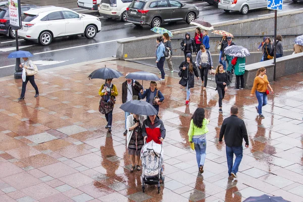 ST. PETERSBURG, RÚSSIA, em agosto 18, 2016. Vista urbana. Avenida Nevsky. Os pedestres deixam a passagem subterrânea durante uma chuva — Fotografia de Stock