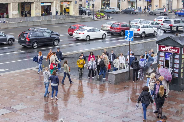 ST. PETERSBURG, RÚSSIA, em agosto 18, 2016. Vista urbana. Avenida Nevsky. Os pedestres deixam a passagem subterrânea durante uma chuva — Fotografia de Stock