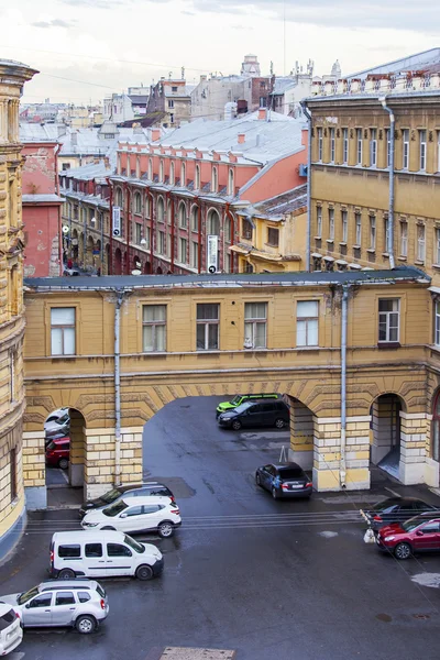 ST. PETERSBURG, RÚSSIA, em agosto 21, 2016. Fragmento arquitetônico de uma fachada do edifício histórico velho — Fotografia de Stock