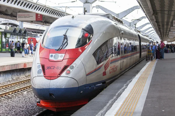 St. Petersburg, Rusland, op 21 augustus 2016. De moderne hogesnelheidstreinen Sapsan op het platform van het Moskou station — Stockfoto