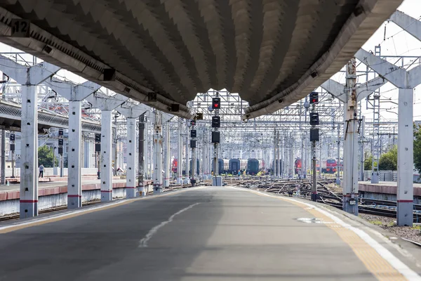 ST. PETERSBURG, RÚSSIA, em agosto 21, 2016. Plataformas e vias férreas da estação ferroviária de Moscou — Fotografia de Stock