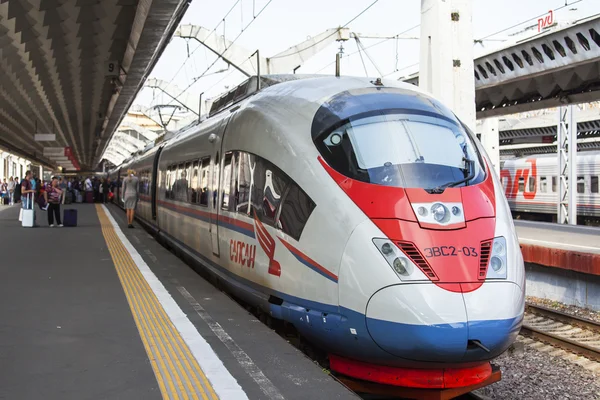 St. petersburg, russland, am 21. august 2016. der moderne hochgeschwindigkeitszug sapsan am bahnsteig des moskauer bahnhofs — Stockfoto