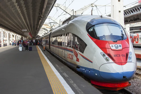 St. petersburg, russland, am 21. august 2016. der moderne hochgeschwindigkeitszug sapsan am bahnsteig des moskauer bahnhofs — Stockfoto