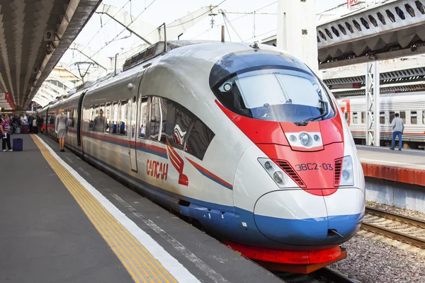 ST. PETERSBURG, RUSIA, 21 de agosto de 2016. El moderno tren de alta velocidad Sapsan en la plataforma de la estación de Moscú — Foto de Stock