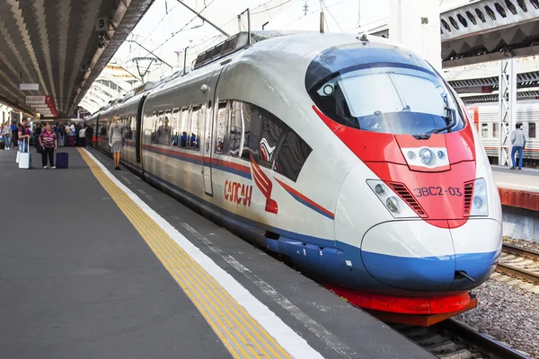 St. petersburg, russland, am 21. august 2016. der moderne hochgeschwindigkeitszug sapsan am bahnsteig des moskauer bahnhofs — Stockfoto