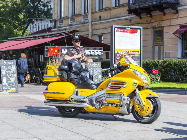 St. PETERSBURG, RUSSIA, il 20 agosto 2016. Nevsky Avenue. Viene offerto il tour in moto intorno alla città — Foto Stock