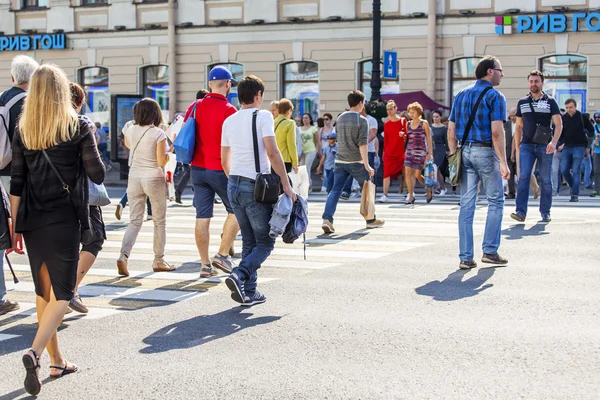 St. Petersburg, Rusland, op 21 augustus 2016. Stedelijke weergave. Mensen gaan langs Nevsky Avenue — Stockfoto