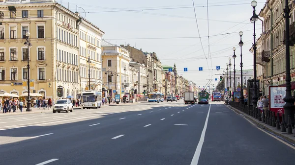 ST. PETERSBURG, RUSSIE, le 21 août 2016. Vue urbaine. Les gens longent Nevsky Avenue — Photo