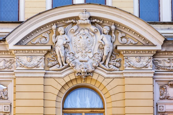 St. Petersburg, Ryssland, den 21 augusti 2016. Arkitektoniska fragment av en fasad av den historiska byggnaden. Modellerade inredning — Stockfoto