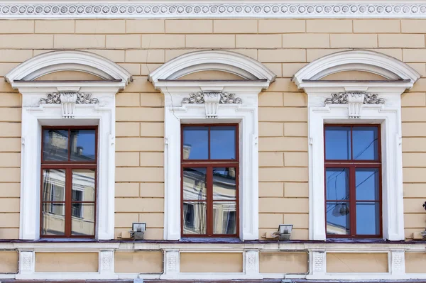 St. Petersburg, Rusko, 21 srpna 2016. Architektonický fragment průčelí historické budovy. Modelované výzdoba — Stock fotografie