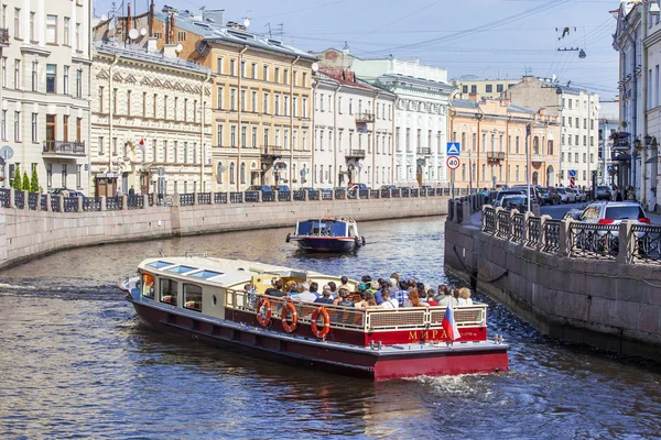 ST. PETERSBURG, RUSSIA, on August 21, 2016. Urban view. Architectural complex of Moika River Embankment. The walking ship floats on water — Stock Photo, Image