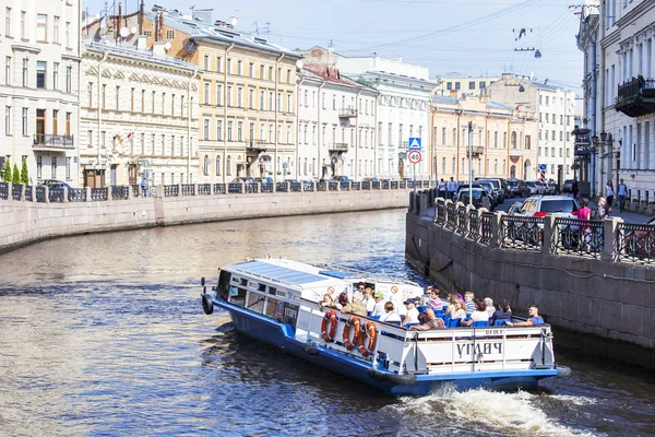 ST. PETERSBURG, RUSIA, 21 de agosto de 2016. Vista urbana. Complejo arquitectónico de Moika River Embankment. El barco a pie flota en el agua —  Fotos de Stock