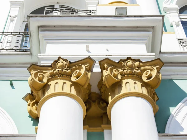 ST. PETERSBURG, RÚSSIA, em agosto 21, 2016. Fragmento arquitetônico de uma de fachadas do Hermitage estatal (Palácio de Inverno ) — Fotografia de Stock