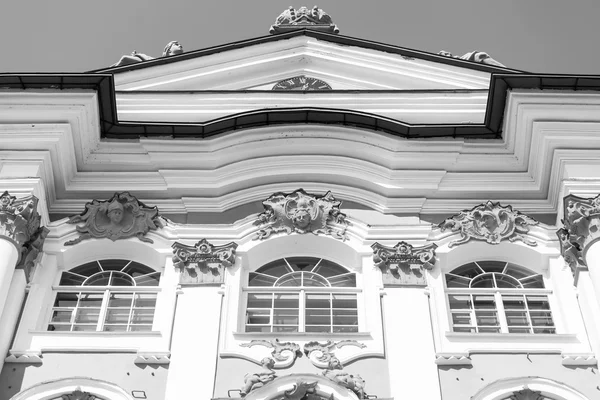 St. Petersburg, Ryssland, den 21 augusti 2016. Arkitektoniska fragment av en av fasader av State Hermitage (Vinterpalatset) — Stockfoto