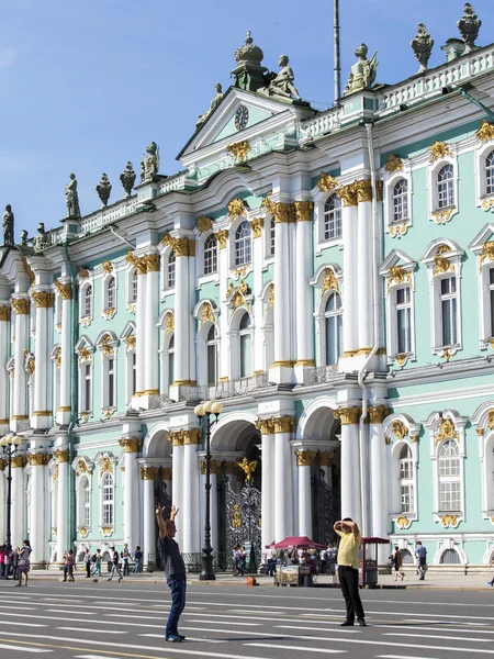 ST. PETERSBURG, RUSSIE, le 21 août 2016. Fragment architectural d'une des façades de l'Ermitage d'Etat (Palais d'Hiver) ) — Photo