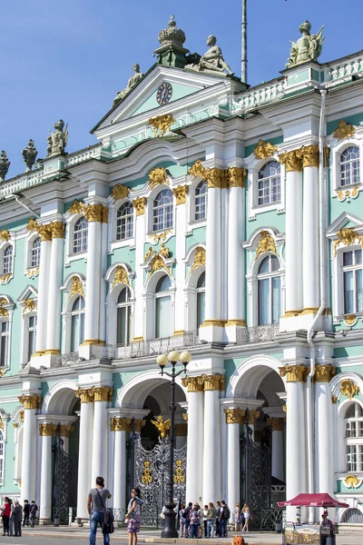 サンクトペテルブルク、ロシア、2016 年 8 月 21 日に。エルミタージュ (冬宮殿のファサードの一つの建築のフラグメント) — ストック写真