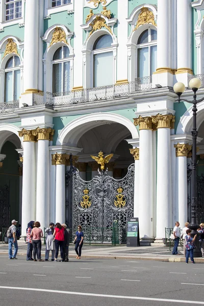 ST. PETERSBURG, RUSIA, 21 de agosto de 2016. Fragmento arquitectónico de una de las fachadas del Hermitage (Palacio de Invierno ) — Foto de Stock