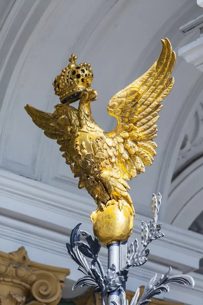 ST. PETERSBURG, RUSIA, 21 de agosto de 2016. Fragmento de una celosía decorativa de entrada ceremonial al Palacio de Invierno (hoy museo Ermita de Estado ) — Foto de Stock