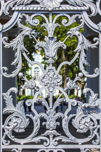 St. Petersburg, Rusland, op 21 augustus 2016. Fragment van een decoratief rooster van ceremoniële ingang van het Winterpaleis (tegenwoordig museum State Hermitage) — Stockfoto