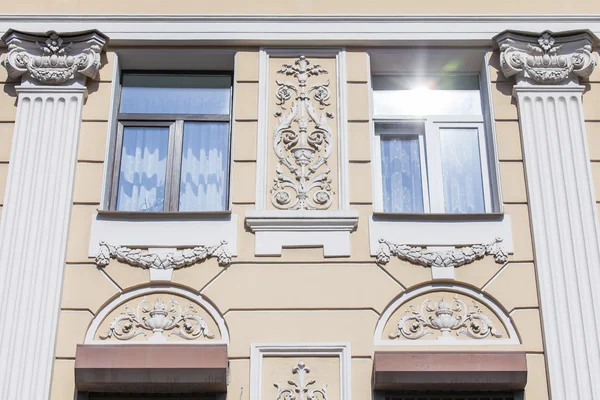 러시아, 세인트 피터 스 버그에 8 월 21 일, 2016. 도시의 역사적인 부분에 있는 건물의 건축 조각 — 스톡 사진