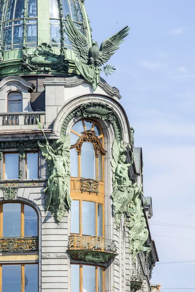 ST. PETERSBURG, RUSIA, 21 de agosto de 2016. Un fragmento arquitectónico de una cúpula de Singer House en Nevsky Avenue — Foto de Stock