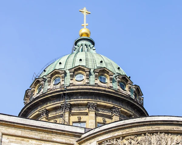 ST. PETERSBURG, RUSIA, 21 de agosto de 2016. Uno de los principales lugares de interés de la ciudad: la catedral de Kazán, símbolo de San Petersburgo. Fragmento arquitectónico — Foto de Stock