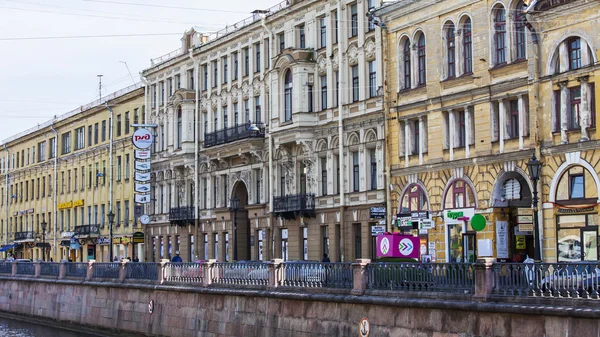 Санкт-Петербург, Російська Федерація, на 21 серпня 2016. Урбаністичного вигляду. Грибоєдов канал набережна. — стокове фото