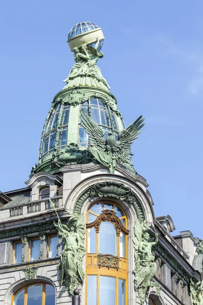 ST. PETERSBURG, RÚSSIA, em agosto 21, 2016. Um fragmento arquitetônico de uma cúpula de Singer House na Avenida Nevsky — Fotografia de Stock