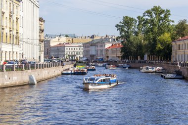 St Petersburg, Rusya, üzerinde 21 Ağustos 2016. Turistler yürüyen gemiyle Yusupov nehirde yüzer. Set of mimari kompleks.