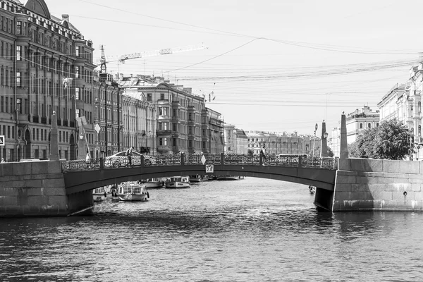 ST. PETERSBURG, RUSIA, 21 de agosto de 2016. River Moika. Complejo arquitectónico del terraplén. Puente de Krasny . —  Fotos de Stock