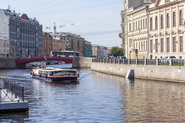 St. PETERSBURG, RUSSIA, il 21 agosto 2016. La nave che cammina con i turisti galleggia lungo il fiume Moika. Complesso architettonico del terrapieno . — Foto Stock