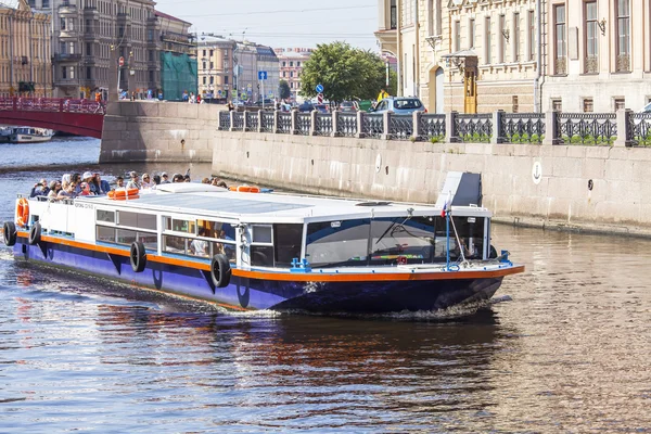 St. Petersburg, Ryssland, den 21 augusti 2016. Vandrande fartyget med turister flyter nedför floden Moika. Arkitektoniskt komplex i vallen. — Stockfoto