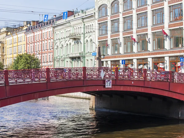 St. Petersburg, Rusland, op 21 augustus 2016. Rivier de Moika. Architecturale complex van de dijk. Krasny Bridge. — Stockfoto